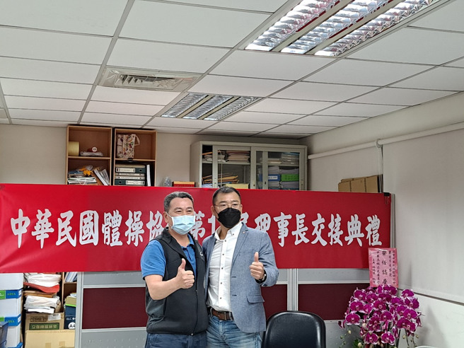 义守大学EMBA校友郑胜次(右)接下体操协会新任的理事长，期待代表队在下一届奥运再创颠。(照片/义守大学提供)