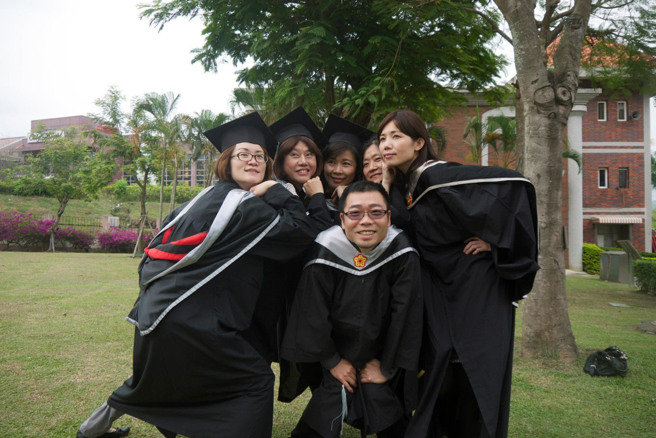 郑胜次感谢母校义守大学栽培，让他在企业管理方面累积坚强实力。(照片/义守大学提供)