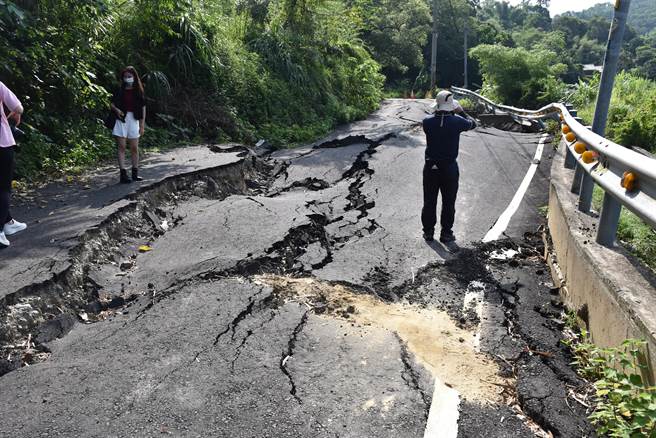 頭份市廣興里苗5之2線崩坍現場。（謝明俊攝）