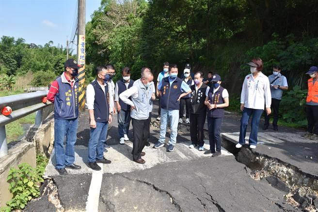 苗栗縣長徐耀昌偕同縣議長鍾東錦等赴頭份市廣興里苗5之2線崩坍現場會勘。（謝明俊攝）