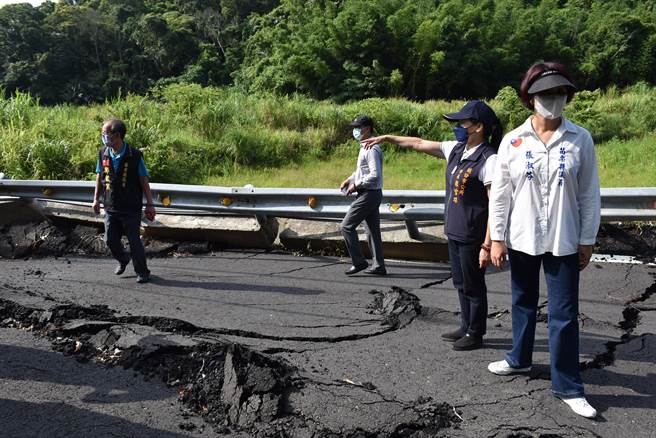 頭份市長羅雪珠、縣議員張淑芬等赴頭份市廣興里苗5之2線崩坍現場會勘。（謝明俊攝）