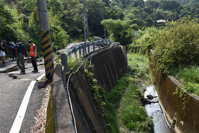 頭份市廣興里苗5之2線崩坍現場，野溪護堤邊坡也被外推。（謝明俊攝）