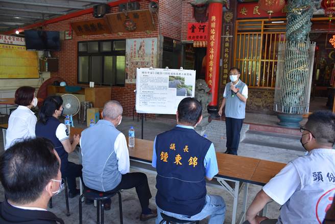 苗栗縣長徐耀昌偕同縣議長鍾東錦等赴頭份市廣興里苗5之2線崩坍現場會勘，聽取工務處長古明弘簡報修復方案。（謝明俊攝）