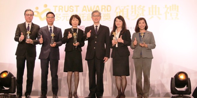 金管會主委黃天牧（右 3）頒發 2021 多元信託創新獎獎項。 圖／工商時報資料照片