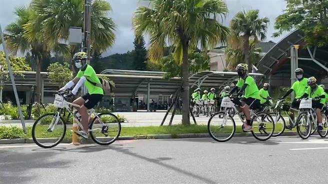 桃园经国国中师生挑战4天3夜花东自行车之旅。（蔡旻妤摄）