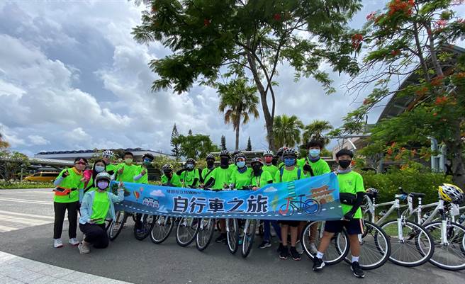桃园经国国中师生挑战4天3夜花东自行车之旅。（蔡旻妤摄）