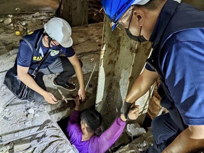 专勤队人员在蓄水处揪出3名越南籍非法移工。（翻摄照片／高雄洪靖宜传真）