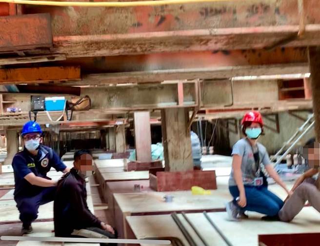 非法移工在工地四处乱窜。（翻摄照片／高雄洪靖宜传真）