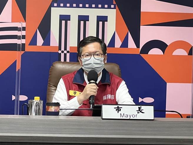 桃园市1日新增3399例，桃园市长郑文灿说明疫情，桃园下降8.7％，还在下降趋势中。（桃园市新闻处提供）