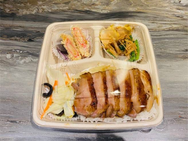 亚企味屋从眾多竞争者脱颖而出，「板烧盐麴三星葱鸭腿餐盒」获选经济部优质餐盒。（摄影/王雅芬）