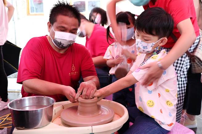 亲子同乐，体验捏陶乐趣。（南投县政府提供／廖志晃南投传真）