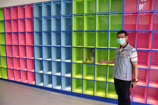 縣府農業處長陳樹義介绍寵物天使園區內寵物身後塔位。（謝明俊攝）