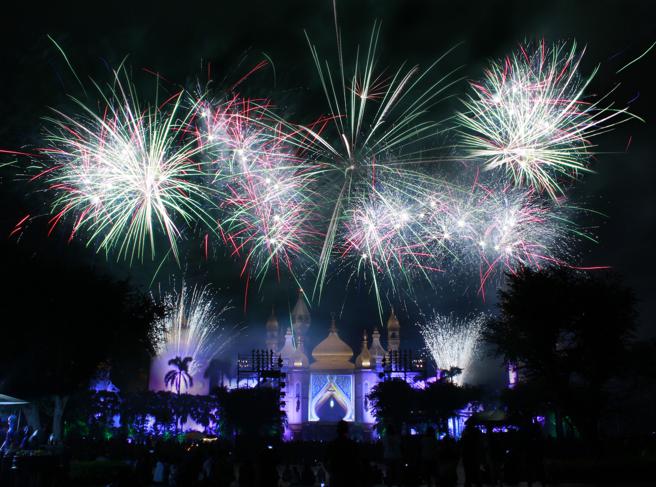 六福村暑假周末将上演璀璨烟火，点亮夏日夜空。（六福村主题游乐园提供）