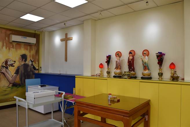 寵物天使園區內寵物身後火化場內設有最後祭拜區，包含了佛教及基督教等方式。（謝明俊攝）