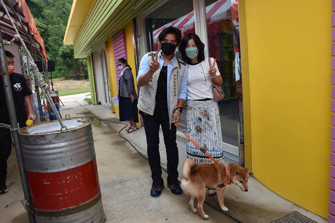 明華園第3代藝人陳子強代言寵物天使園區。（謝明俊攝）