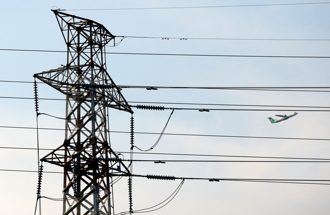 图为供电高压电塔。（示意图/王英豪摄）
