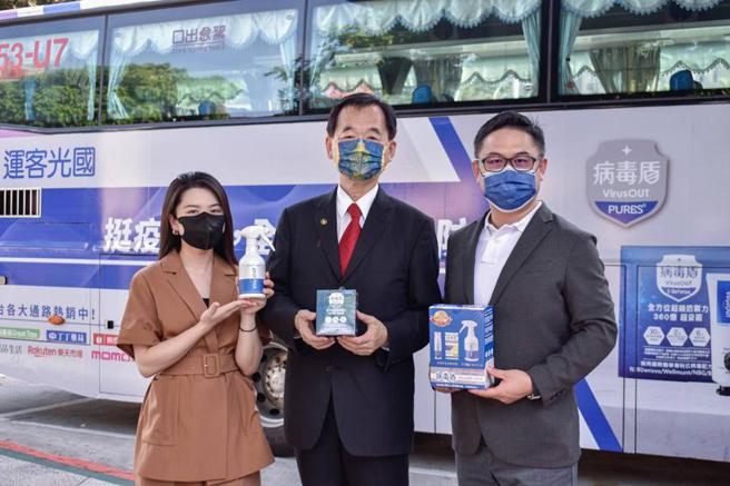 （国光客运副董事长王应杰（中）重视这项合作，与纯萃生技董事长张益寿（右）、副总经理吴沛纹一同出席启用仪式。图／业者提供）