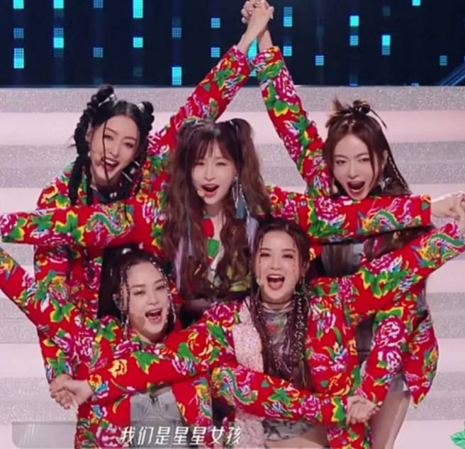 王心凌和队员穿上红色棉袄拉票。(图／取自微博)