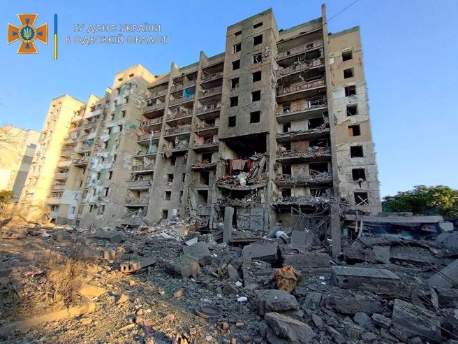 俄軍發射飛彈不偏不倚擊中9層樓高的民宅。(圖/截自烏克蘭國防部)