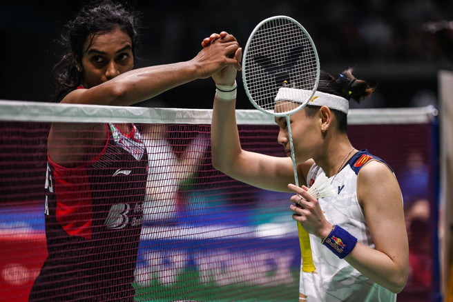 戴资颖（右）在马来西亚公开赛女单8强逆转胜出后，与对手辛度握手致意。（Badminton Photo提供）