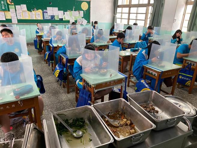 台中市立高中职与中小学校，多设有校内午餐供应推行委员会，针对营养午餐供应食材、菜色与价格进行监督审议。去年以来少部分学校自行调涨午餐收费，但最近一口气有181校决议调涨1成收费；其他学校恐将被迫跟进，新学年开学前夕将带动一波营养午餐联合涨价潮。（教育局提供／谢琼云台中传真）