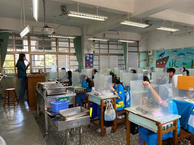 台中市立高中职与中小学校，多设有校内午餐供应推行委员会，针对营养午餐供应食材、菜色与价格进行监督审议。去年以来少部分学校自行调涨午餐收费，但最近一口气有181校决议调涨1成收费；其他学校恐将被迫跟进，新学年开学前夕将带动一波营养午餐联合涨价潮。（教育局提供／谢琼云台中传真）