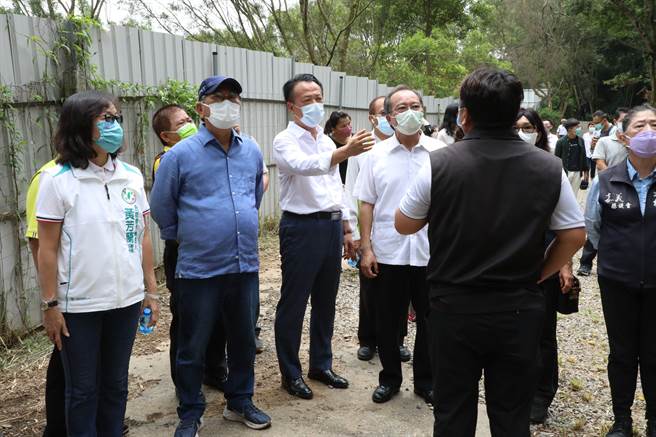 嘉义县长翁章梁（左三）勘察民雄航太产业园区用地。（廖素慧摄）