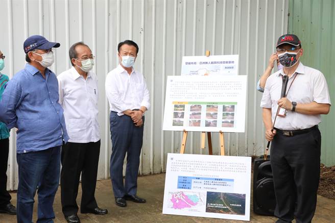 嘉义县长翁章梁（左三）听取民雄无人机与航太产业园区规画简报。（廖素慧摄）