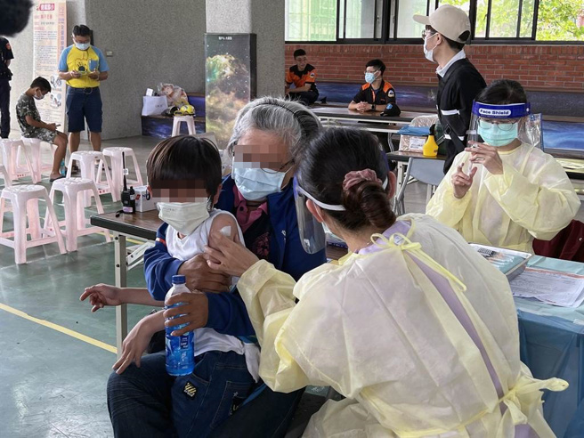 指挥中心傍晚紧急更正图卡，并说明「经资料更新，5-11岁儿童疫苗接种率台湾仅次于新加坡。」。(示意图/本报资料照)