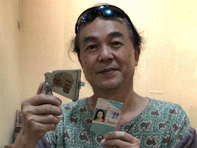 王明宗费时20余年搜罗怀旧小物，图为金门早期公车票和车票剪。（李金生摄）