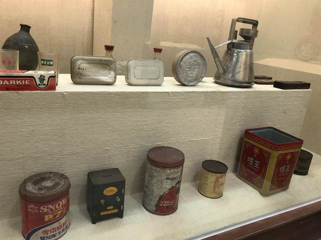 琳琅满目的怀旧小物，让人思想起尘封往事。（李金生摄）