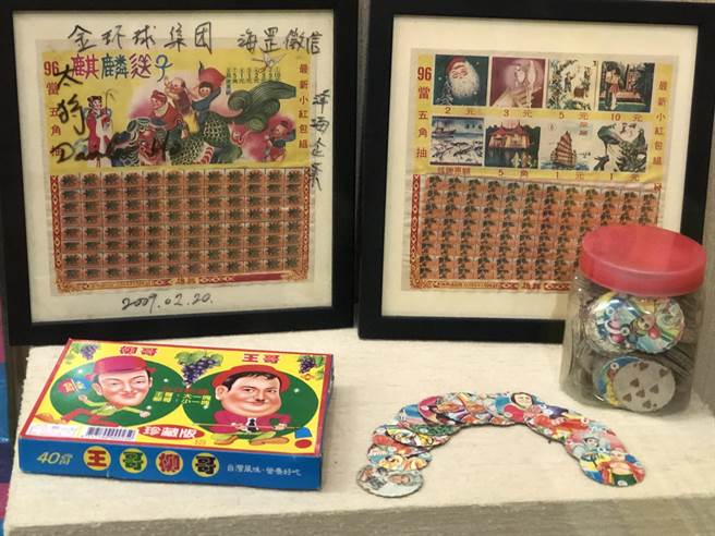 尪仔标纸牌、抽当等怀旧小物，陪伴很多人走过快乐童年。（李金生摄）
