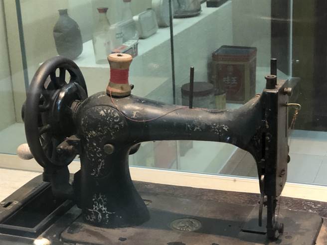 阿嬷的「老针车」有着家族许多温馨的回忆。（李金生摄）