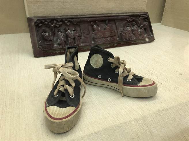 熟悉的老牌球鞋，曾陪伴许多人驰骋篮球场上。（李金生摄）