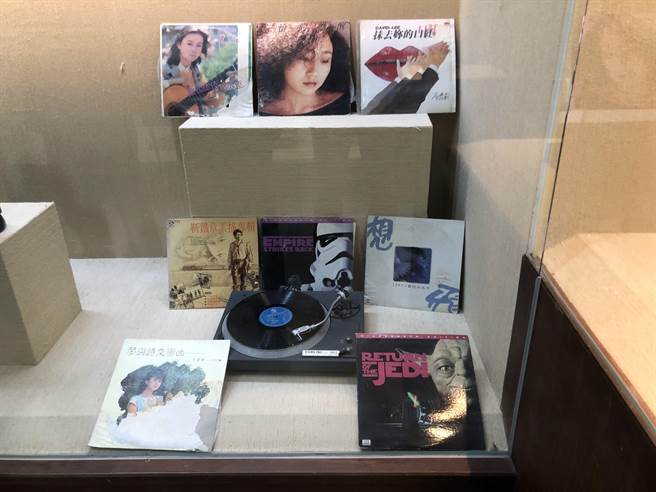 黑胶唱盘似乎又响起那些熟悉的歌曲。（李金生摄）