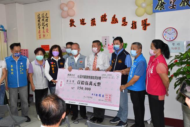 苗栗县长徐耀昌颁发15 万元开办费给关怀据点承办人员。（谢明俊摄）