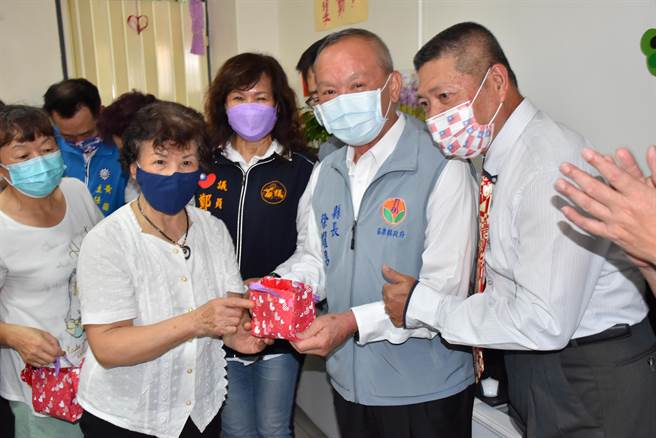 社区长辈回赠手作小礼物给县长徐耀昌。（谢明俊摄）