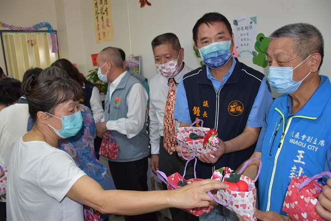 苗栗县议长锺东锦接受社区长辈赠送手作小礼物，长辈并给予加油打气。（谢明俊摄）