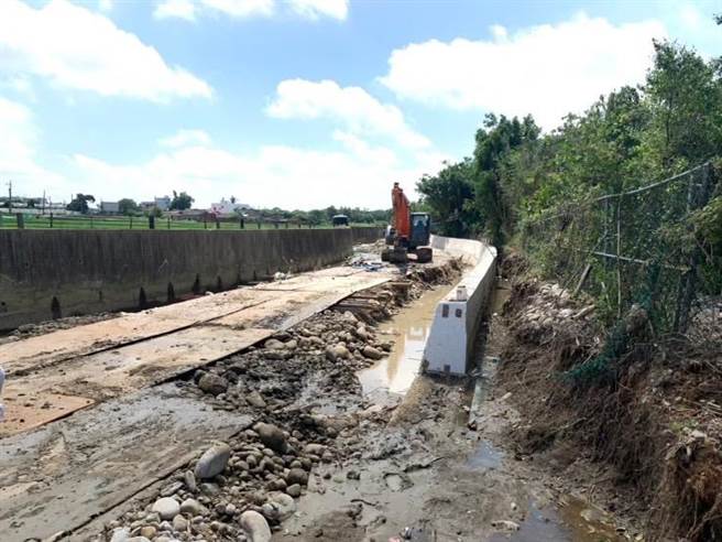 桃园市杨梅区下阴影窝溪先前进行防汛护岸工程，在溪道两侧种植农田的民眾担忧，护岸高低差恐有溢堤之虞。（周玉琴提供／蔡明亘桃园传真）
