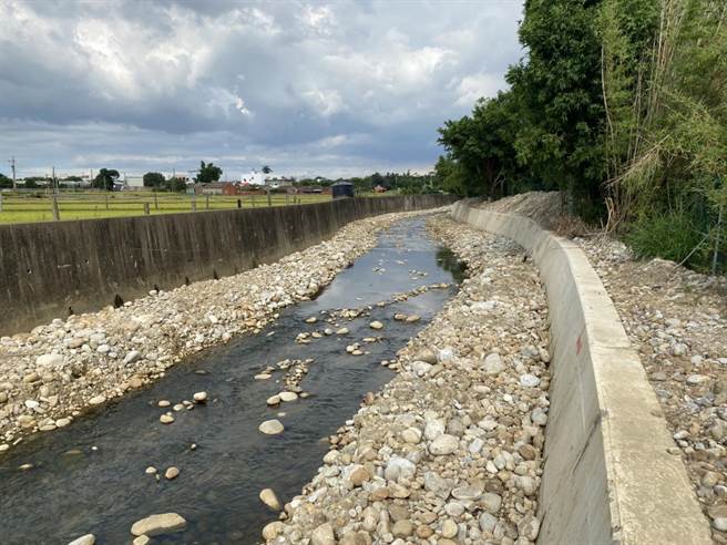 桃园市杨梅区下阴影窝溪护岸工程近日完工，杨梅区公所说明，该护岸经施工厂商计算，不会出现溢洪情形。（杨梅区公所提供／蔡明亘桃园传真）