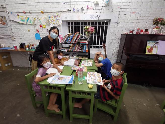 台南七股信福之家課輔班學童擠在老三合院的廂房上課。（劉秀芬攝）