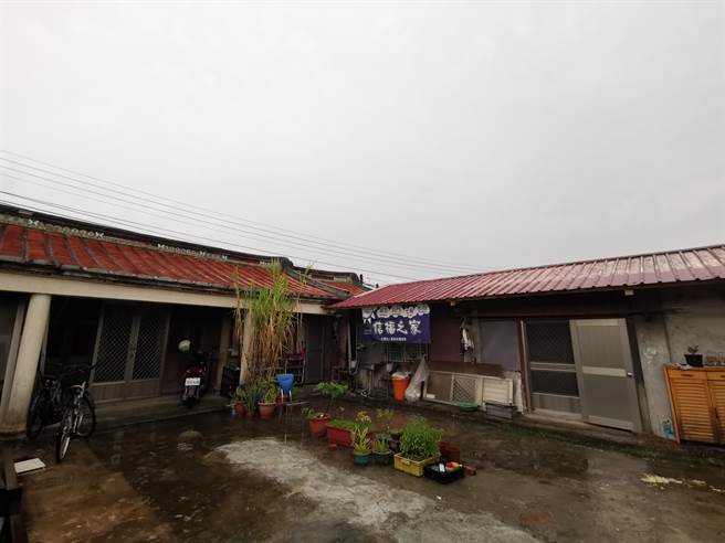 台南七股信福之家課輔班學童擠在老三合院的廂房上課。（劉秀芬攝）