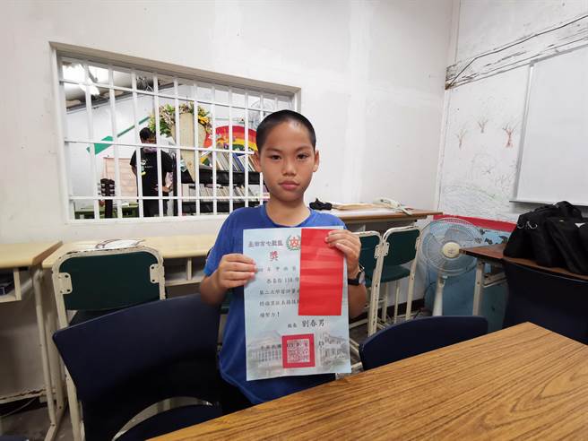 四年級的黃同學從二年級開始參加信福課輔班，學業成績有明顯進步。（劉秀芬攝）