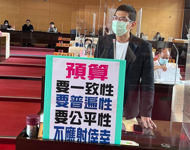 台中市议会民进党党团干事长周永鸿痛批，经发局购物节本预算才4000多万元，追加预算数竟高达3.5亿元，其中3.3亿元都用来抽奖、具有射悻性，已经违反《预算法》79条精神；建议不如将钱用来直接补助营养午餐照顾学童。（谢琼云摄）