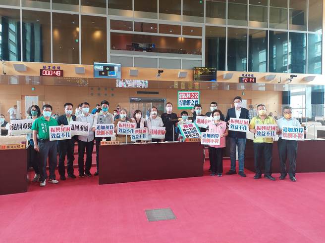 台中市议会临时会最后一天，针对台中市政府总预算第一次追加预算112.81亿元进行审查2、3读会，其中经发局4.7亿元引爆蓝绿攻防，再吵闹中，仍全数照案三读过关。台中市长卢秀燕感谢议会支持。（谢琼云摄）