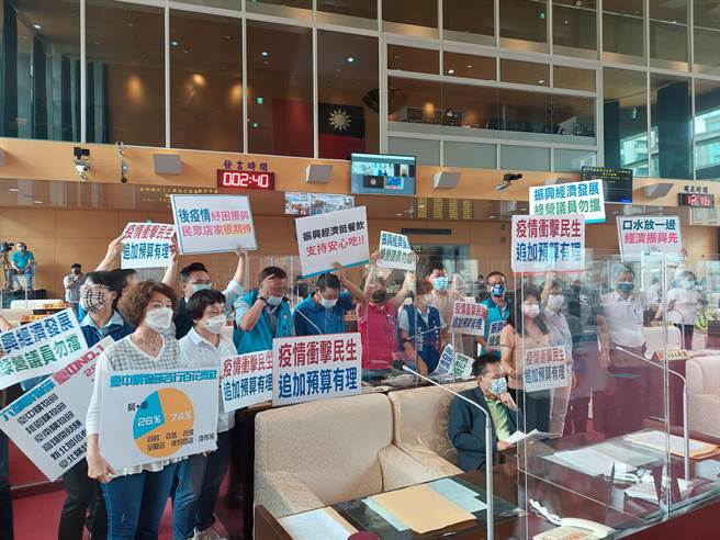 台中市议会临时会最后一天，针对台中市政府总预算第一次追加预算112.81亿元进行审查2、3读会，其中经发局4.7亿元引爆蓝绿攻防，再吵闹中，仍全数照案三读过关。台中市长卢秀燕感谢议会支持。（谢琼云摄）