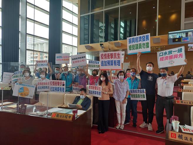 蓝营议员认为追加有理，反酸中央编列55亿元合法、台中自编就不合法？呼吁绿营勿挡台中经济发展，停止政治口水，赶快照案通过让市府好做事。（谢琼云摄）