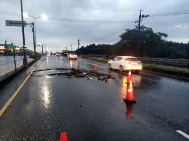 另冈山区冈山南路、捷安路口处出现坑洞，警方获报后，分别派遣邻近管辖分驻所员警前往现场。（警方提供）