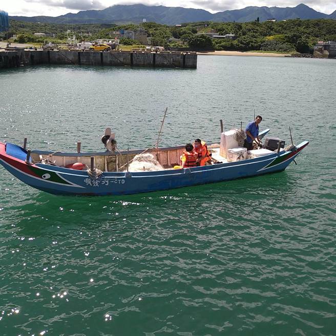 新北市三芝区今日早上传出有人发生落海意外，所幸当时有海巡人员在巡港时发现，立即出动人力救援以及通报消防及警方，所幸男子救起后无大碍。(翻摄画面)