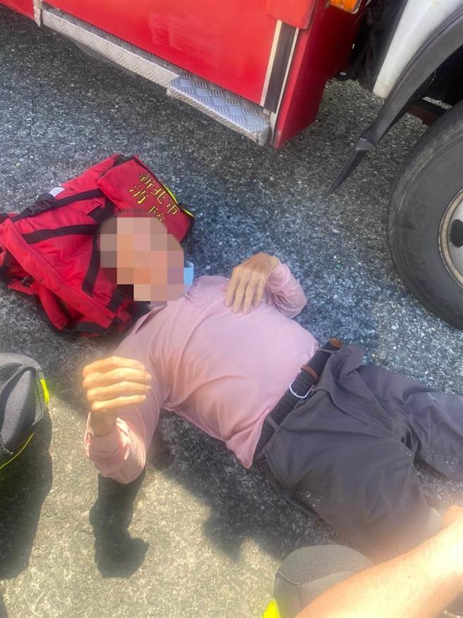 经救护人员检伤后，王男仅因落水轻微呛伤，意识清楚，后续交由消防人员送往淡水马偕医院救治。(翻摄画面)